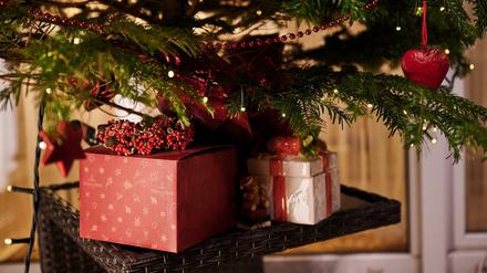 Je nach Material müssen Geschenkpapiere unterschiedlich entsorgt werden.