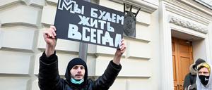 Ein Memorial-Unterstützer vor dem Gerichtssaal.