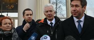 Anwälte des Russischen Memorial Zentrums vor einem Gericht in Moskau