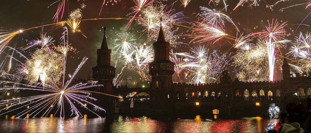 Ein Feuerwerk entlädt sich über der Oberbaumbrücke während der Neujahrsfeier 2020.
