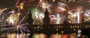 Ein Feuerwerk entlädt sich über der Oberbaumbrücke während der Neujahrsfeier 2020. 