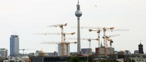 Berlin - im Zentrum wird kräftig gebaut, die Kräne und der Fernsehturm sind Zeugen.