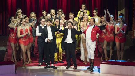 Tolle Truppe: Dirigent James Gaffigan (Mitte) mit den Artisten des Circus Roncalli. 