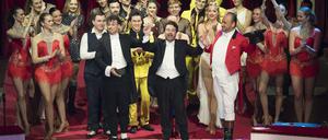 Tolle Truppe: Dirigent James Gaffigan (Mitte) mit den Artisten des Circus Roncalli.