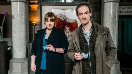 Nue echt mit der Dienstmarke: Kommissarin Rosa Herzog (Stefanie Reinsperger) und Kommissar Peter Faber (Jörg Hartmann). 