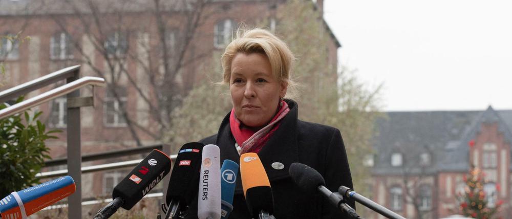 Franziska Giffey (SPD), die Regierende Bürgermeisterin von Berlin, besuchte am Dienstag die Covid-Intensivstation des Universitätsklinikums.