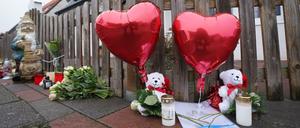 Luftballons in Herzform, Plüschtiere, Kerzen und Blumen stehen vor dem Eingang zu einem Haus, in dem am zweiten Weihnachtstag drei Menschen einer vierköpfigen Familie tot gefunden wurden.