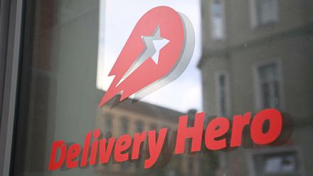 Das Logo des Essenlieferdienstes Delivery Hero ist an einer Glasscheibe der Zentrale angebracht.