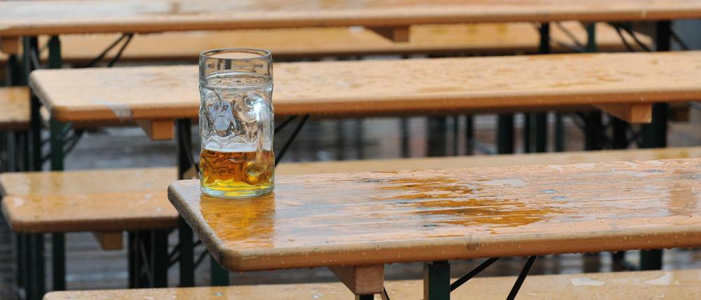Ein Maßkrug mit Bier.