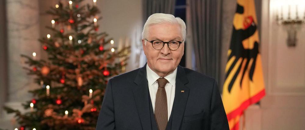 Bundespräsident Frank-Walter Steinmeier vor dem Weihnachtsbaum im Schloss Bellevue