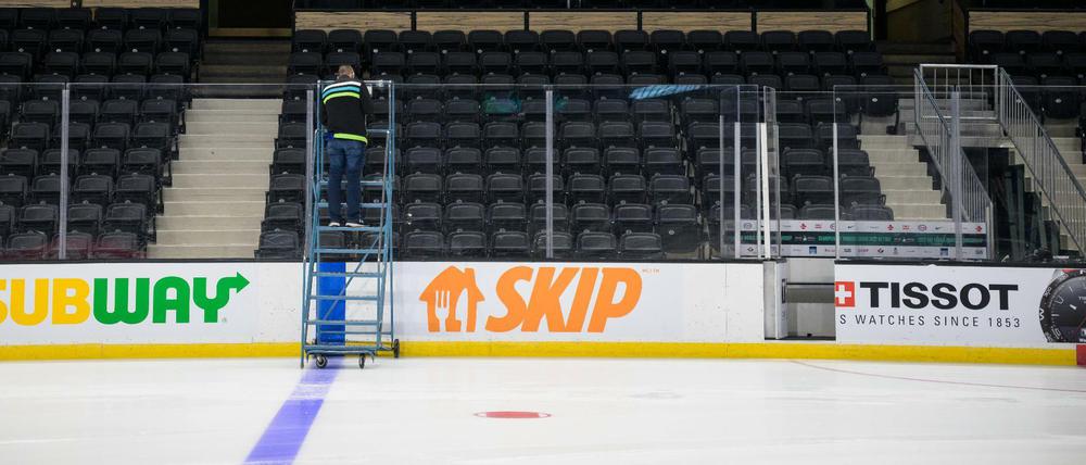 Leeres Eis und erste Abbauarbeiten nach Abbruch der Eishockey-U20-WM im kanadischen Red Deer.