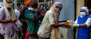 Eine Nonne des von der heiligen Teresa gegründeten Ordens der Missionarinnen der Nächstenliebe verteilt in ihrem Hauptquartier Lebensmittel an Arme und Bedürftige.