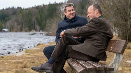 CSU-Chef Markus Söder und der künftige CDU-Vorsitzende Friedrich Merz unterhalten sich am Kirchsee.