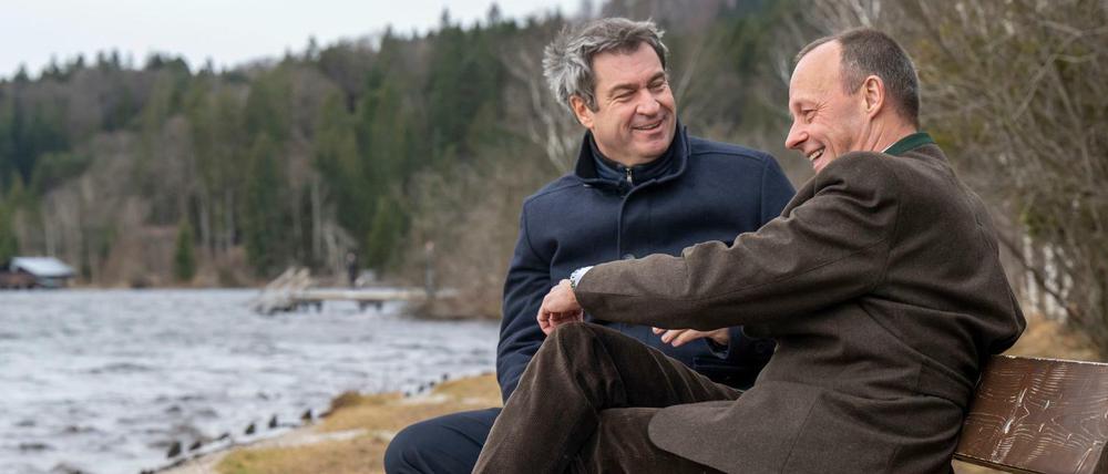 CSU-Chef Markus Söder und der künftige CDU-Vorsitzende Friedrich Merz unterhalten sich am Kirchsee.