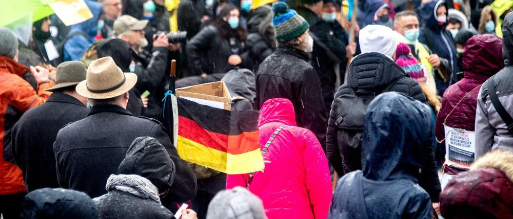 Zahlreiche Teilnehmer bei einer Demonstration gegen die Corona-Politik.