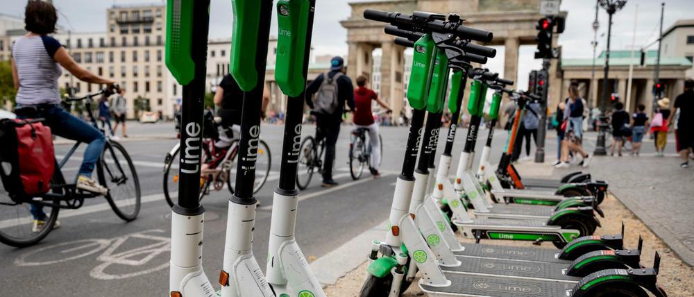 E-Tretroller stehen vor dem Brandenburger Tor.