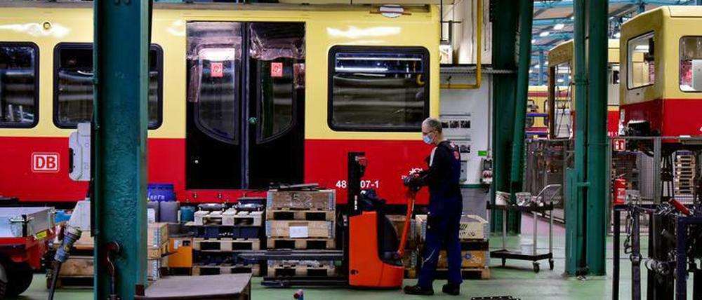 Während die S-Bahn ihren Fuhrpark mit großem Aufwand zuverlässiger macht, fehlt ihr aktuell Fahrpersonal.
