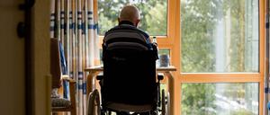  Ein in einem Rollstuhl sitzender Bewohner sitzt in einem Altenpflegeheim in seinem Zimmer.