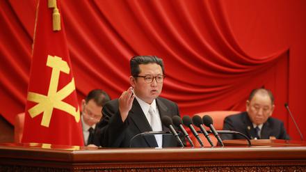 Kim Jong Un spricht bei einer Sitzung des Zentralkomitees der regierenden Arbeiterpartei. 