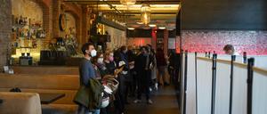 In dem Club "Sage Beach" stehen Leute, um ihre Erst-, Zweit- oder Boosterimpfung zu erhalten. 