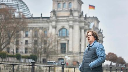 SMS an die Kanzlerin. Sandro Zahlemann (Olli Dittrich) erwarb ein „modernes Schmartfohn“ samt SIM-Karte – und damit der Handynummer von Angela Merkel. 