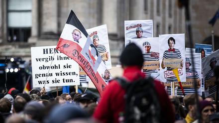 Corona-Skeptiker demonstrieren gegen die herrschenden Maßnahmen und klagen Politiker an.