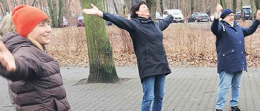 Die Lachyoga-Gruppe um Heidi Karnetzky heißt das neue Jahr willkommen.