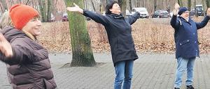Die Lachyoga-Gruppe um Heidi Karnetzky heißt das neue Jahr willkommen.