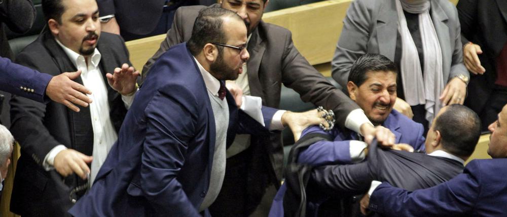 Im jordanischen Parlament kommt es zu Handgreiflichkeiten am 28. Dezember.