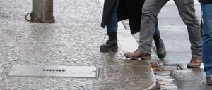 Trittsicher? Vorsicht bei Regen in den kommenden Tagen - auf Straßen und Wegen könnte es dann glatt werden.