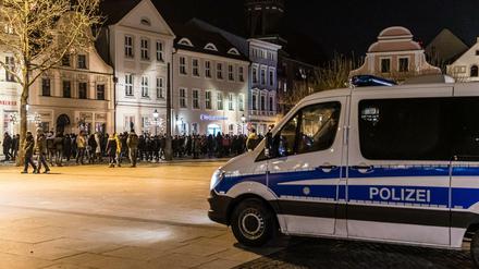 Demonstranten bei einem nicht angemeldetem und sogenanntem "Spaziergang" in Cottbus. 