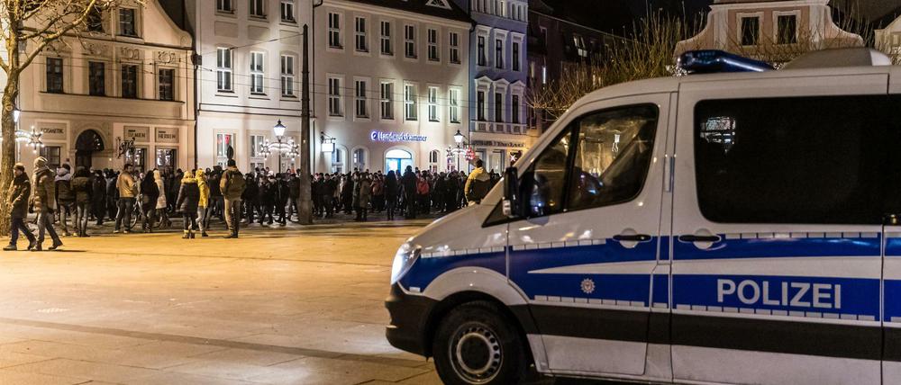 Demonstranten bei einem nicht angemeldetem und sogenanntem "Spaziergang" in Cottbus. 