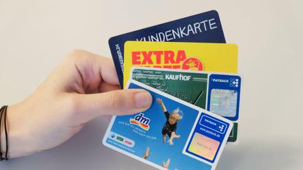 Fast alle große Handelsketten bieten ihren Kunden Rabattkarten an. Doch man sollte vorsichtig sein, wie viele Daten man preisgibt.