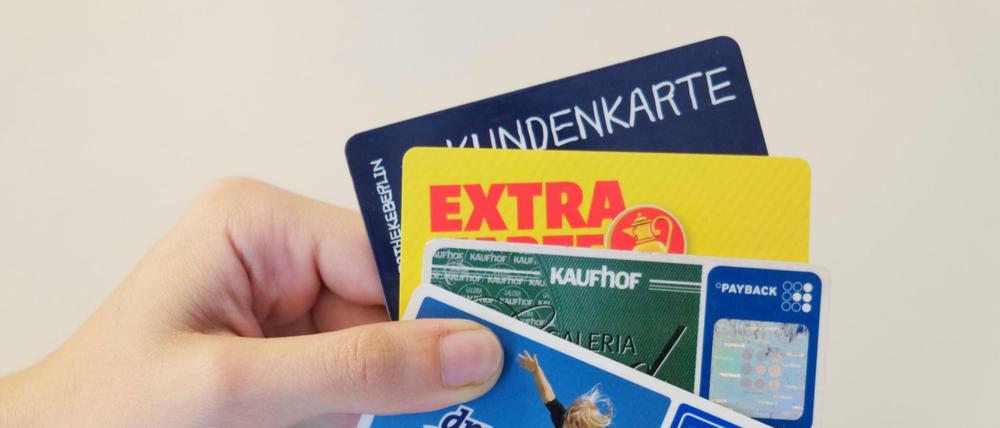 Fast alle große Handelsketten bieten ihren Kunden Rabattkarten an. Doch man sollte vorsichtig sein, wie viele Daten man preisgibt.