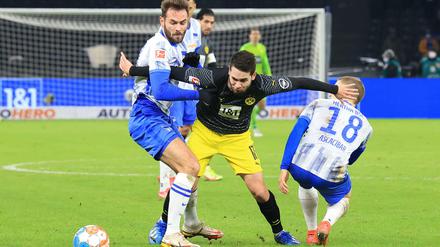 Kurz vor Weihnachten hatten Lucas Tousart (li.) und Santiago Ascacibar gemeinsam mitgeholfen, Borussia Dortmund zu stoppen, aber nun werden sie erst einmal ausfallen. 