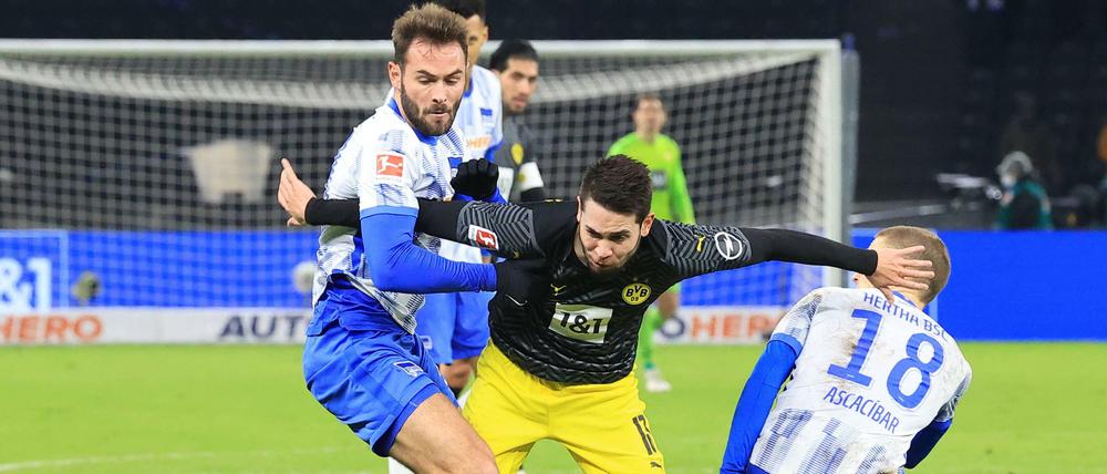Kurz vor Weihnachten hatten Lucas Tousart (li.) und Santiago Ascacibar gemeinsam mitgeholfen, Borussia Dortmund zu stoppen, aber nun werden sie erst einmal ausfallen. 