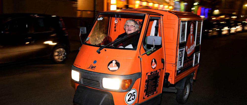 Inge Schulze in ihrem Element. Als Schrippenmutti tuckerte sie durchs Berliner Nachtleben.