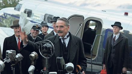 Jeremy Irons spielt den britischen Premier Neville Chamberlain als Staatsmann, der schwer an seiner Verantwortung trägt.