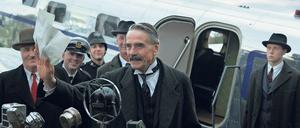 Jeremy Irons spielt den britischen Premier Neville Chamberlain als Staatsmann, der schwer an seiner Verantwortung trägt.