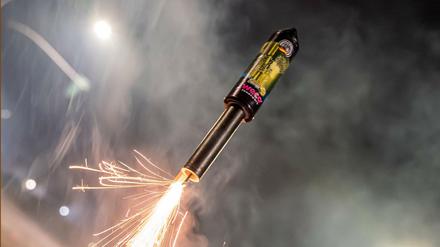 In den falschen Händen gefährlich, dieses Jahr weitgehend verboten: Silvesterrakete.