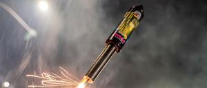 In den falschen Händen gefährlich, dieses Jahr weitgehend verboten: Silvesterrakete.