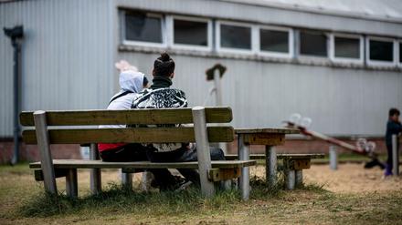 Zwei Asylsuchende in der Erstaufnahmeeinrichtung Eisenhüttenstadt in Brandenburg.