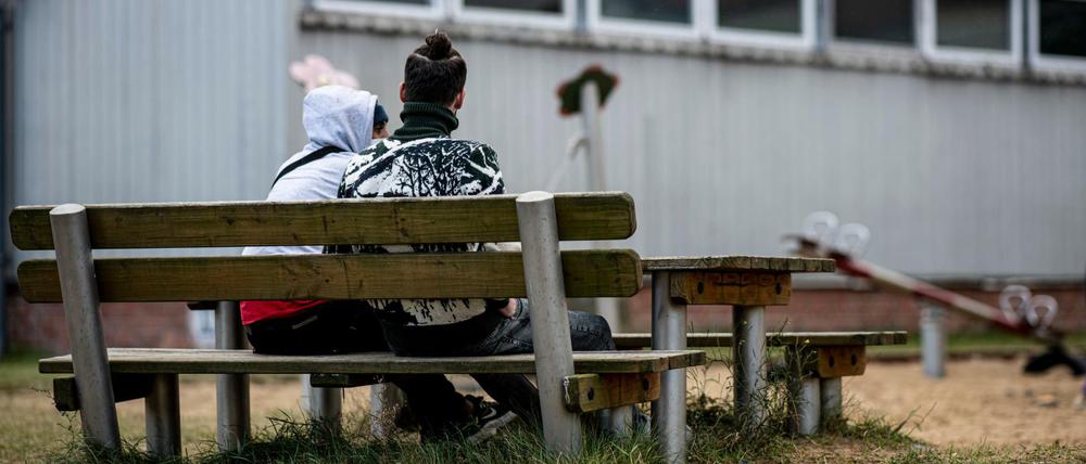 Zwei Asylsuchende in der Erstaufnahmeeinrichtung Eisenhüttenstadt in Brandenburg.