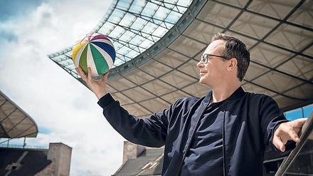 Der Ball soll wieder rollen, am Freitagabend auf Sat1 bei Bayern gegen Gladbach mit Moderator Matthias Opdenhövel. 