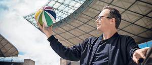 Der Ball soll wieder rollen, am Freitagabend auf Sat1 bei Bayern gegen Gladbach mit Moderator Matthias Opdenhövel. 