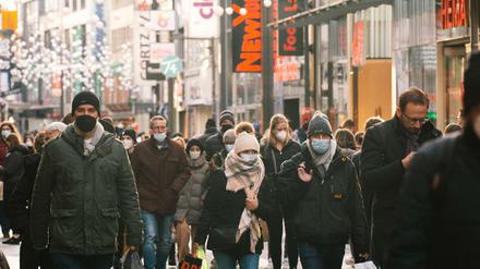 Menschen beim Einkaufen in Köln