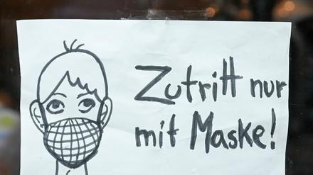 Für manche ein Anlass zu roher Gewalt: Hinweise auf die Maskenpflicht.