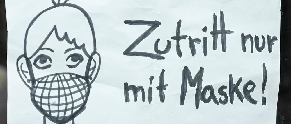 Für manche ein Anlass zu roher Gewalt: Hinweise auf die Maskenpflicht.
