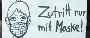 Für manche ein Anlass zu roher Gewalt: Hinweise auf die Maskenpflicht.