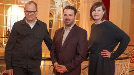 James Gaffigan (Mitte) sowie das designierte Intendanzduo Philip Bröking und Susanne Moser